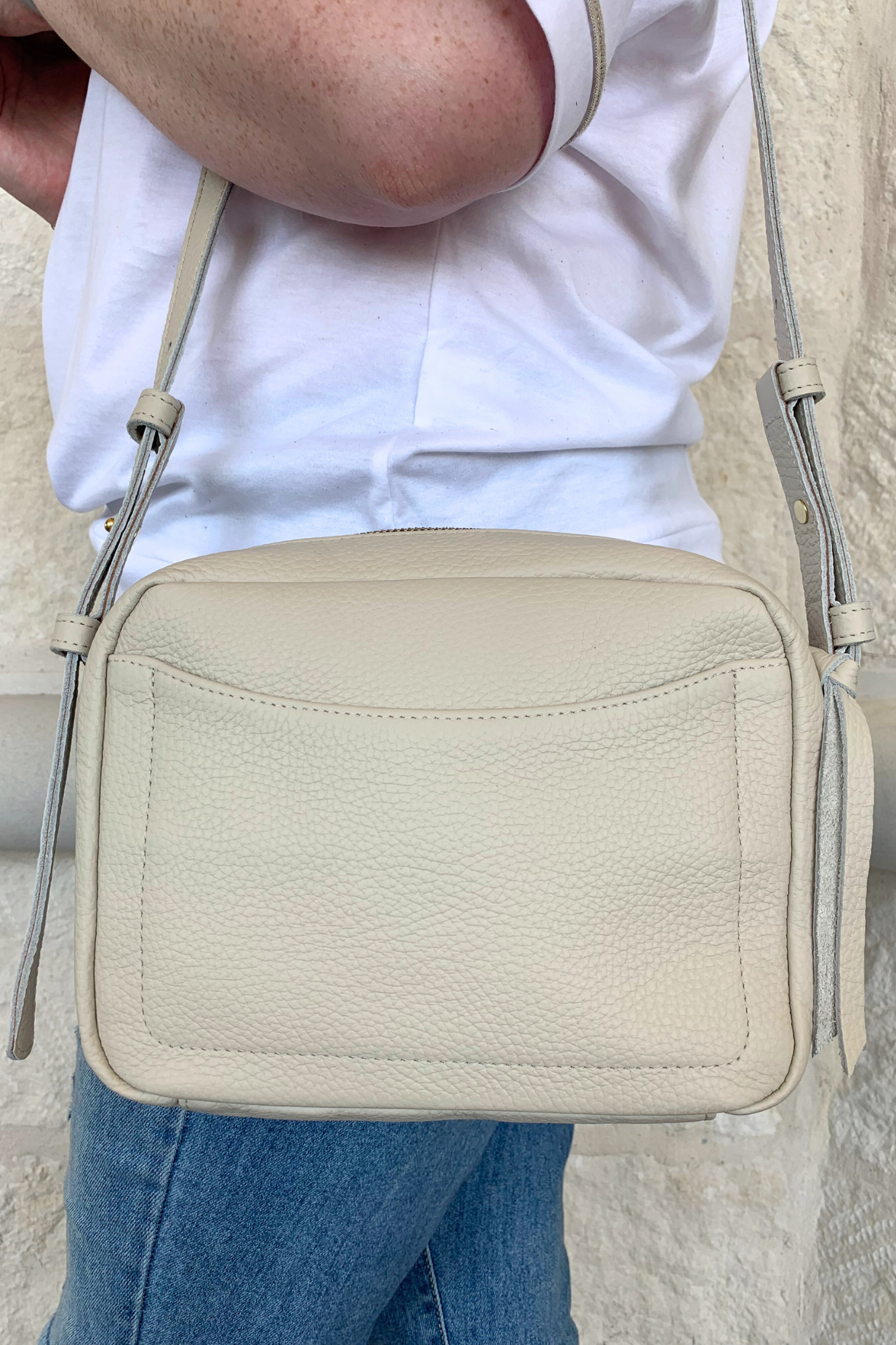 The Allegra Camera Bag from Oliveve is the perfect way to keep your belongings secure. It features compartments and a cross-body strap for on-the-go convenience. Its construction and design makes it a perfect daily handbag.