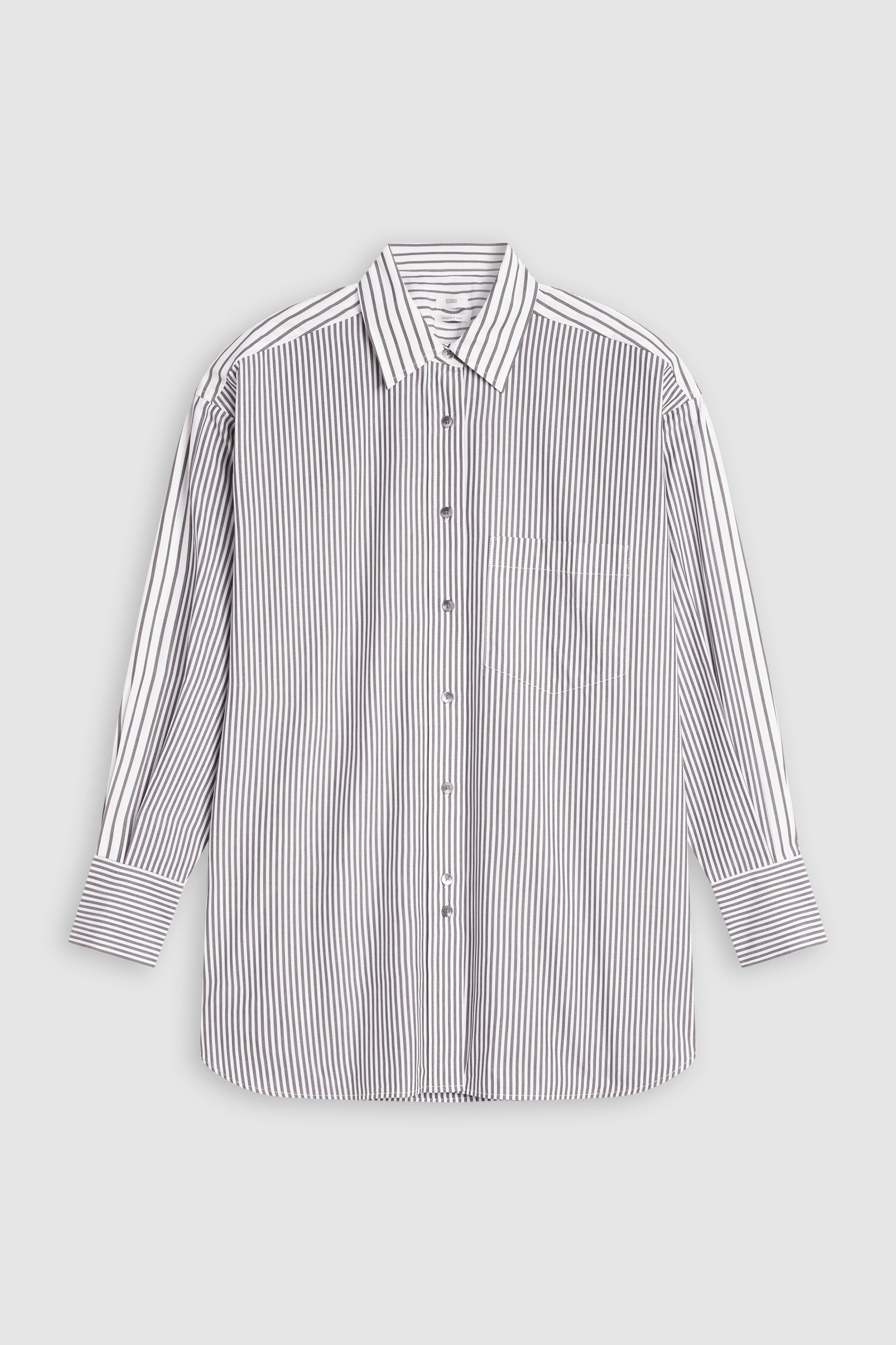 Look sharp in this Chestpocket Long Sleeve Blouse from Closed. Crafted with luxury in mind, this blouse is made from sustainable Portuguese cotton for a soft, comfortable feel. Bold stripes and pearl buttons add a timeless look, while chest pockets and side slits provide versatile styling options.