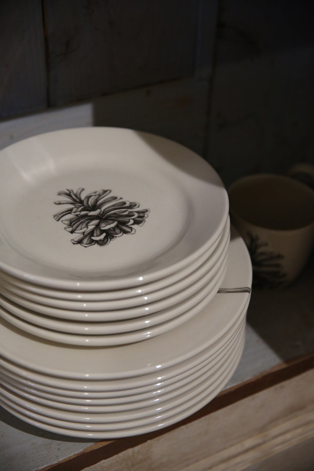 ZINDEL Salad Plate Pinyon Pine Cone - White