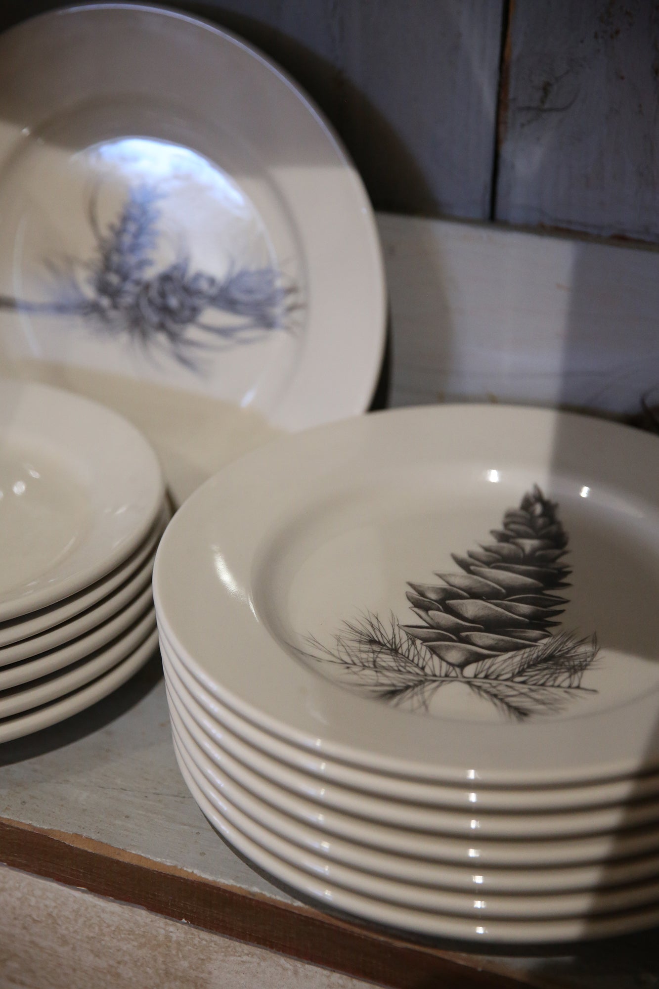 ZINDEL Dinner Plate Pine Cone - White