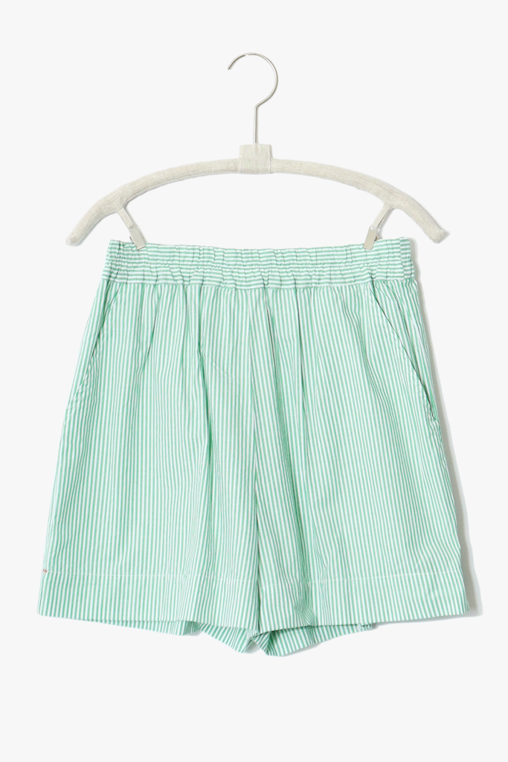 The Caysen shorts from Xirena are a must-have addition to any summer wardrobe, crafted from our signature crisp cotton pencil stripe fabric.