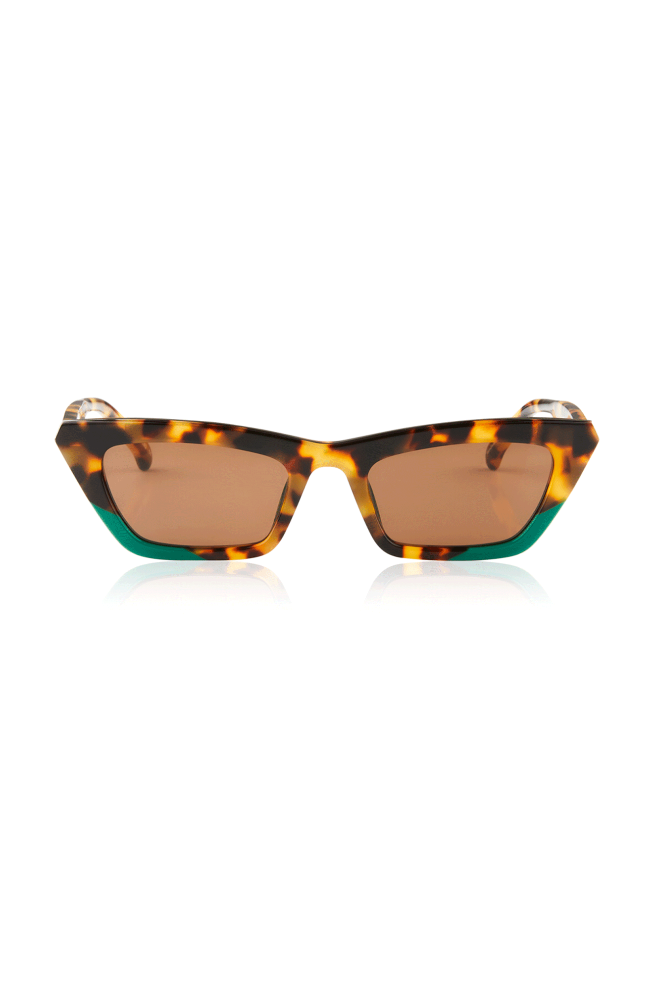 The FAE is a unique SS/22 style frame from the Oscar x Frank range. Featuring a 60’s cats eye design and modern bevelling, it is an elegant and stylish option for any wardrobe. Its green lamination and gold detailing make it a sophisticated choice, designed 100% in-house within the Oscar & Frank Design Lab.