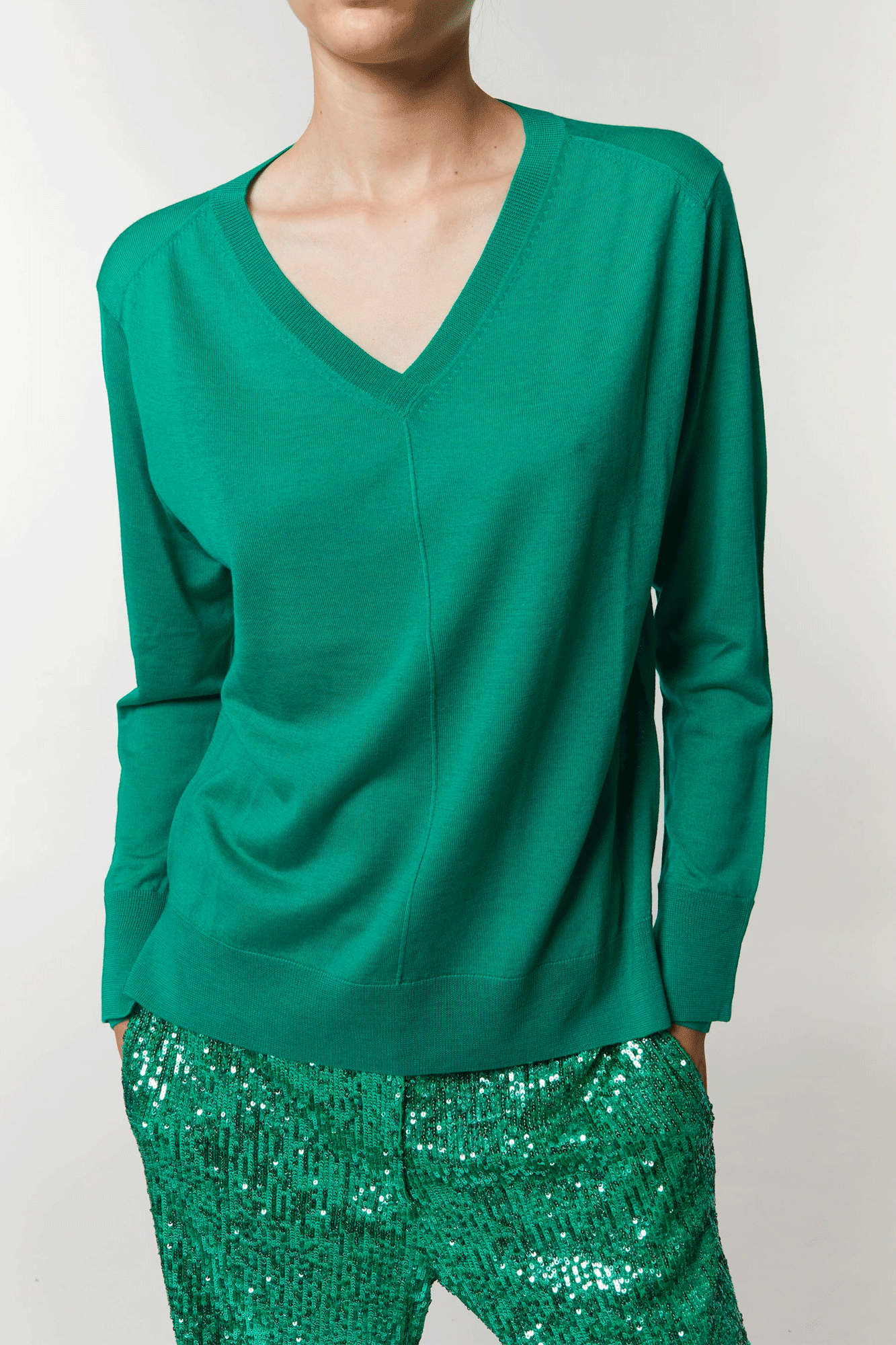 Our Bayley V-Neck Sweater from Saint Art is crafted with 100% fine merino wool for a luxurious and sophisticated look. Available in emerald green, this sweater will bring comfort and style to any outfit. Experience superior quality and timeless craftsmanship with this classic piece.
