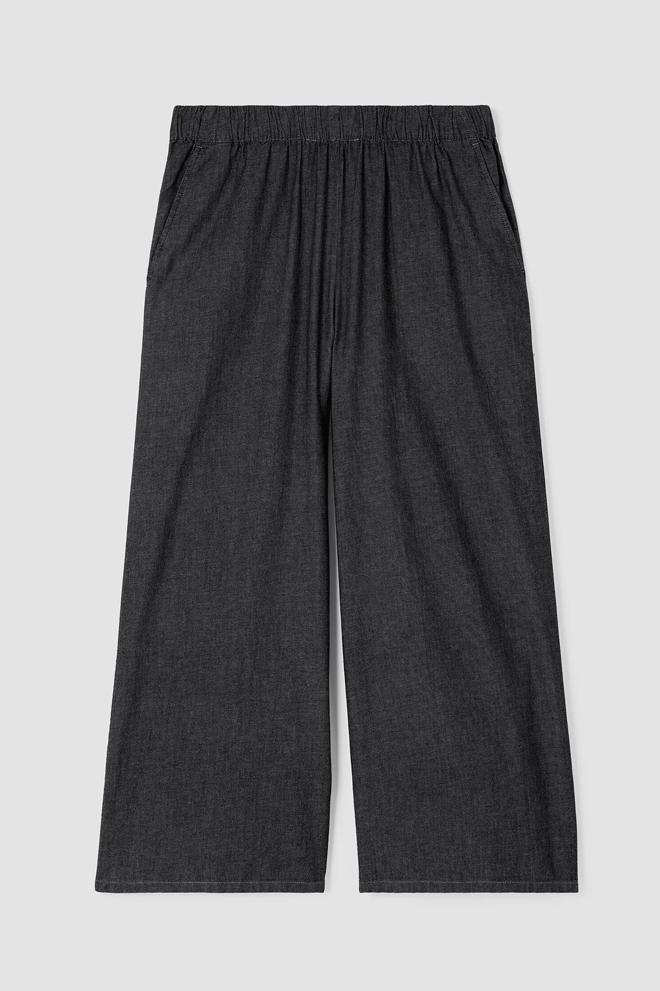 This Wide Leg Cropped Pant from Eileen Fisher is perfect for the modern woman. Its contemporary silhouette pairs with any top and its ultra-comfortable fabric ensures a generous fit.