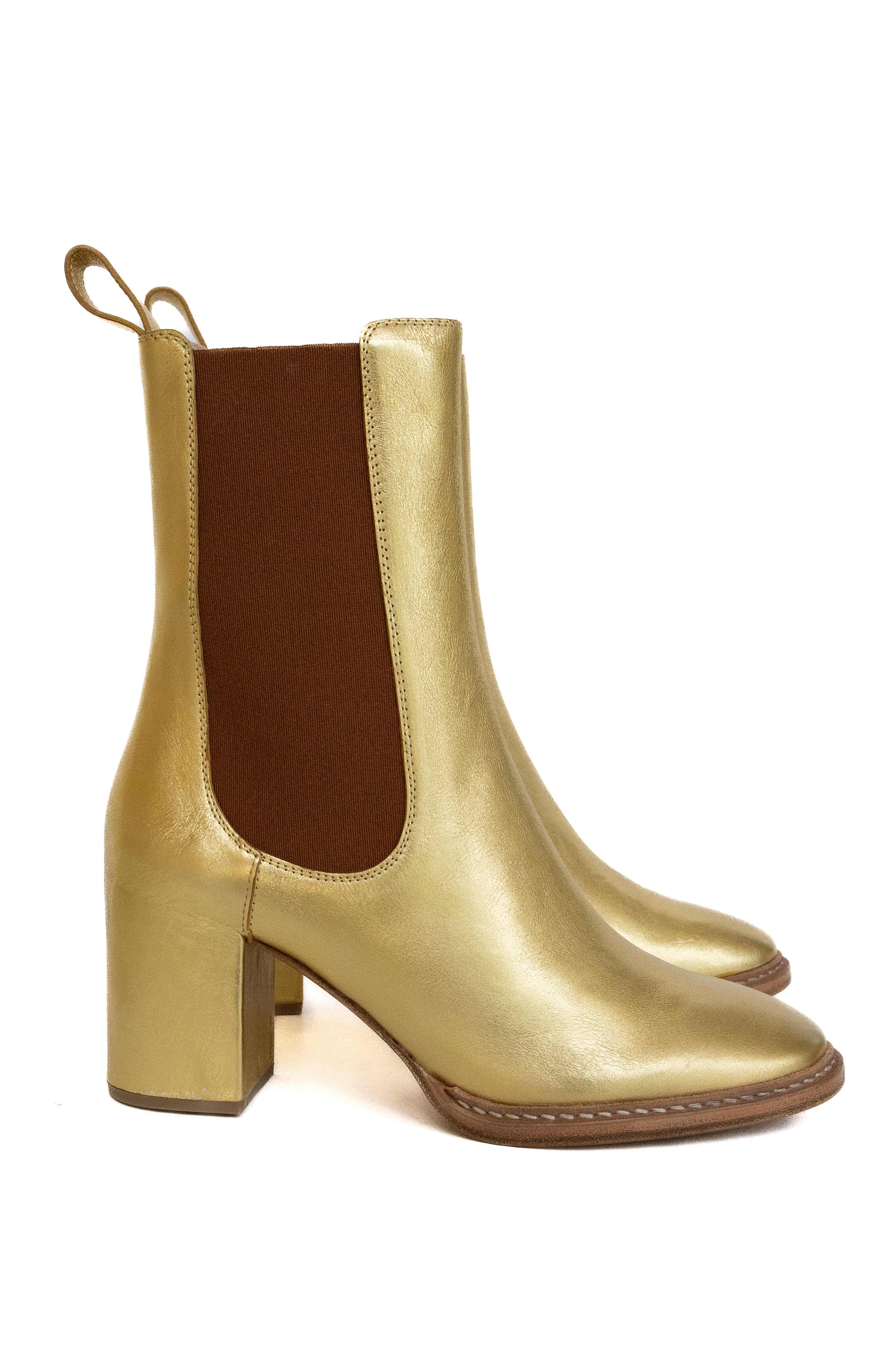 This timeless Taryn Chelsea Boot from Ulla Johnosn is crafted from quality calfskin leather and showcases a chic 70mm covered heel. It features elasticated side panels and convenient pull tabs for easy wear. A classic addition to any wardrobe.
