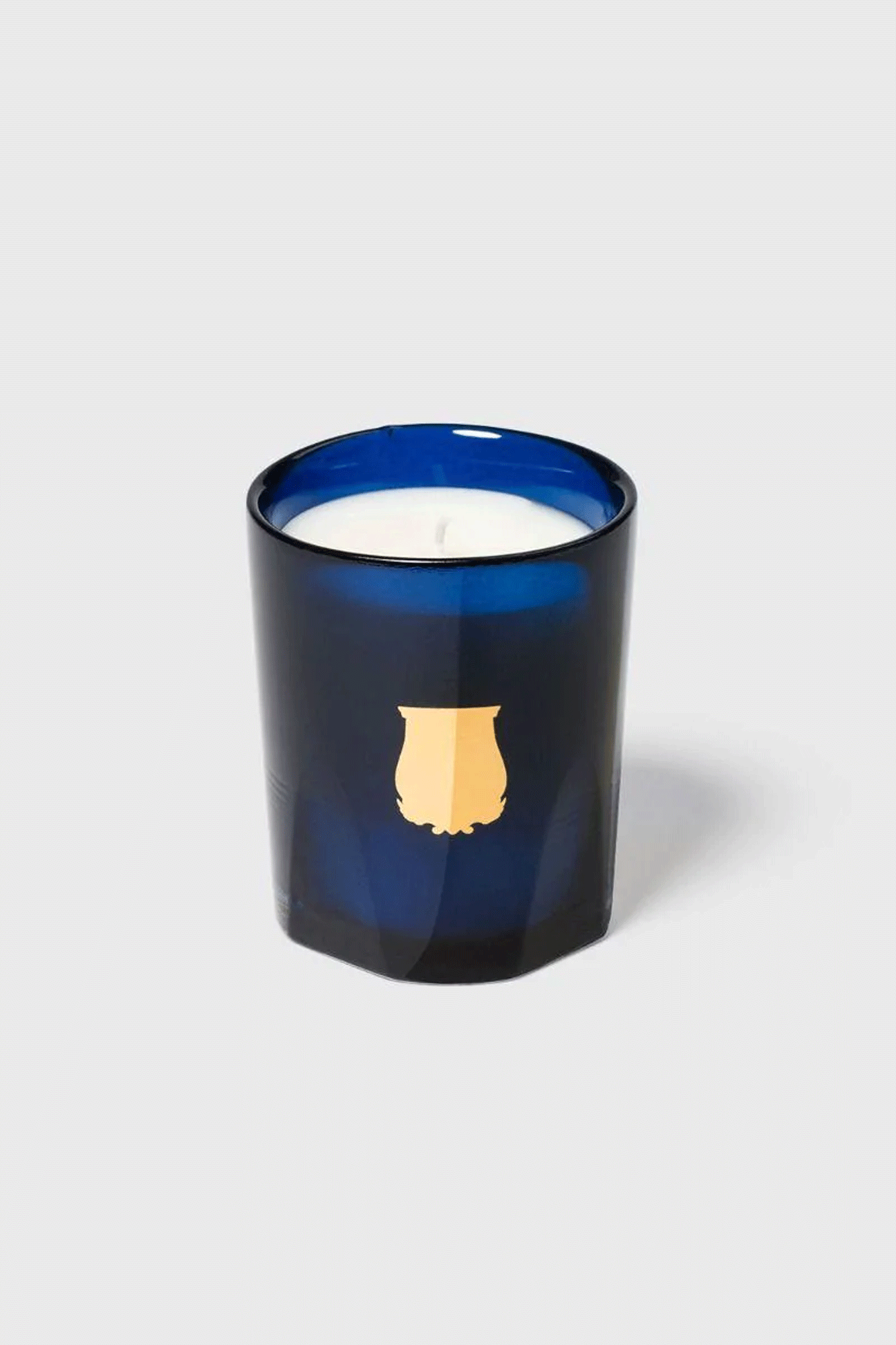 Quite the ideal companion. An easy size to travel with, La Petite Bougie blends in wherever it goes and can easily turn into the perfect gift. They are manufactured at the Trudon workshop in Normandy, France, using unrivaled know-how inherited from master candle makers.