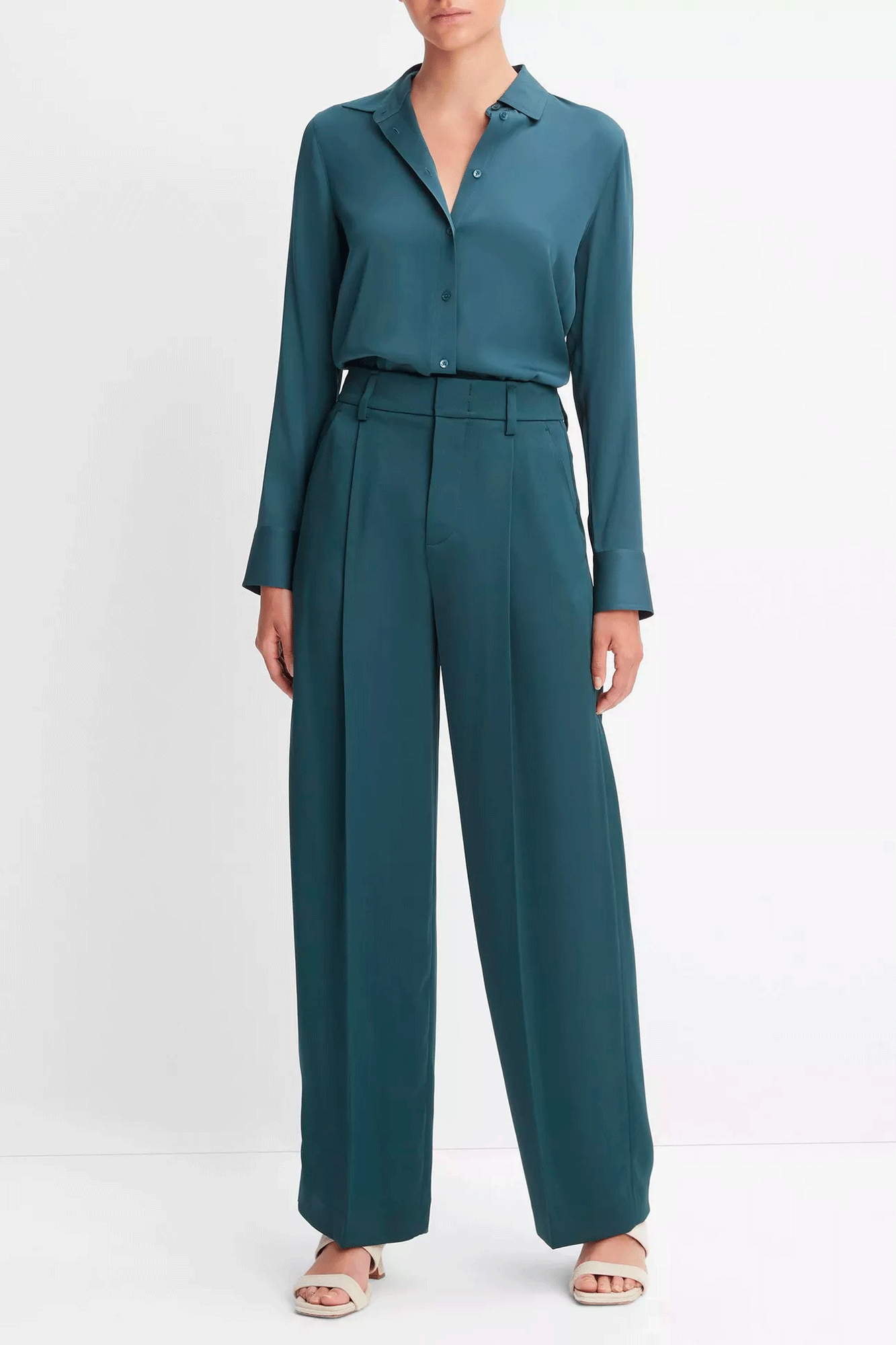 Combine a classic, masculine silhouette with a timeless, luxurious fabric with these Satin Wide Leg trousers from Vince. Crafted from sumptuous satin, these trousers feature a slim, natural waist, and a single-pleated, wide leg for an effortless flow. Perfect for any formal or semi-formal occasion.