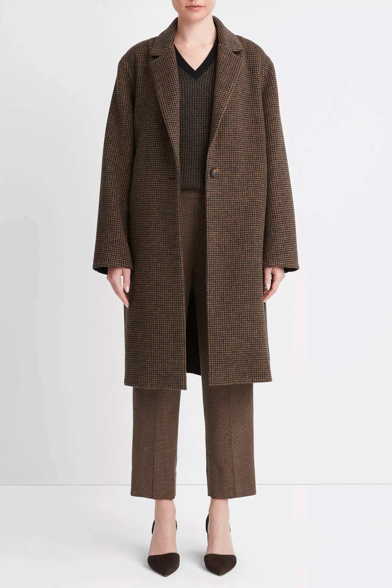 The Houndstooth Long Coat from Vince is crafted from an Italian recycled wool blend, making for a warm, stylish piece. It features a timeless houndstooth pattern, single-breasted button-front closure, faux horn buttons, on-seam pockets, and a felted undercollar for an elegant finish. Keep cosy and stylish in this beautifully designed coat.