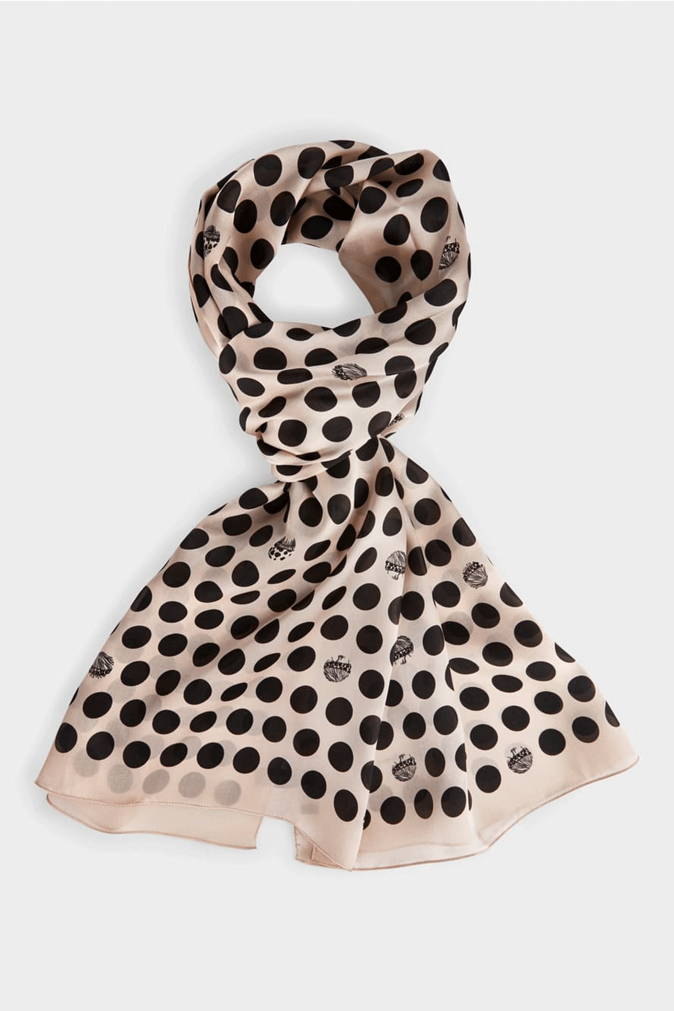 Stay stylish with the Sparkling Mushrooms Scarf from Marc Cain, made with elegant silk and featuring a sophisticated mushroom motif. This luxurious scarf is finely stitched on all edges and printed all over to create an eye-catching look.