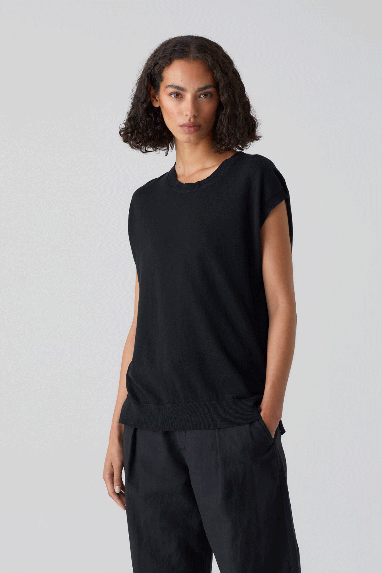 The Sleeveless Top from Closed is a fine knit sweater vest made of a soft linen and cotton mix. Ribbed round neckline, sleeve cuffs and hem.