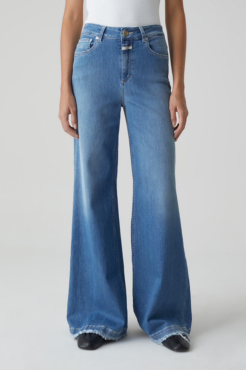 Look your best in Glow-Up from Closed. This high-waisted style is made of Italian comfort stretch denim in a wide fit.